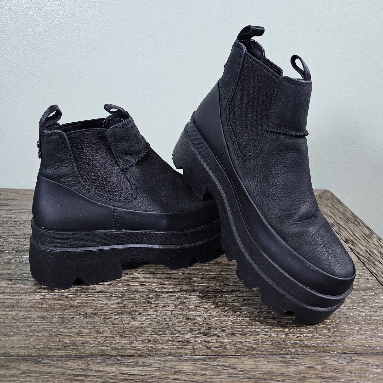 Ugg Women's Brisbane Chelsea Platform Black Leather Boots Size 9